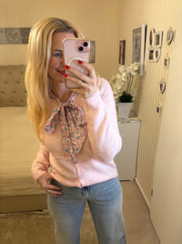 Strickjacke mit Blütenschleife