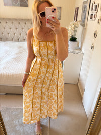 Sommerkleid mit längs laufenden Nähten