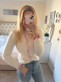 Strickjacke offwhite mit rosafarbenen Rüschen