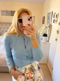 Strickjacke mit Zopfmuster