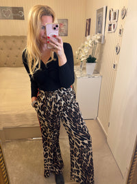 Leosatinhose mit roten Streifen
