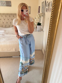 Satinhose mit italienaufdruck