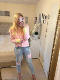 Strickjacke mit gelben Herzchen und Ärmelabschlüsse