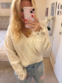 Pullover mit Rüschenärmeln und Herzchenknöpfen beige