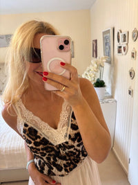 Leotop mit beigefarbenen Spitzenträgern