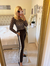 Schicke Jogginghose in braun mit Streifen